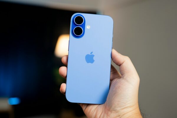 Esto es lo que necesitas saber sobre la última serie de iPhone una imagen de un iPhone 16 azul en manos de una persona fuente de imagen: https://unsplash.com/photos/a-person-holding-a-blue-iphone-in-their-hand-FkEfFVrbM3o