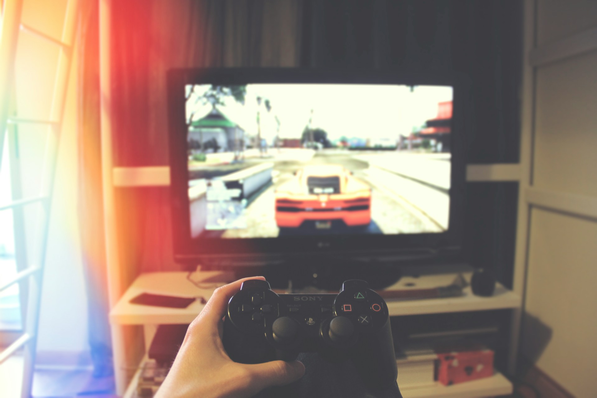 Una persona jugando GTA en una Playstation para representar la anticipación de Grand Theft Auto VI