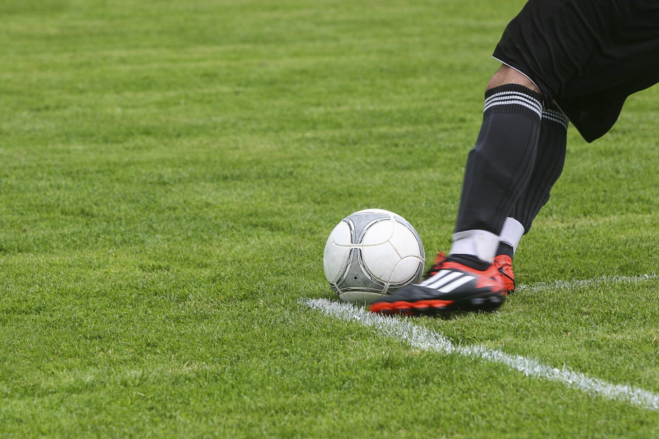 Un futbolista dispara un balón en el campo para representar el nuevo comienzo de la Vinotinto
