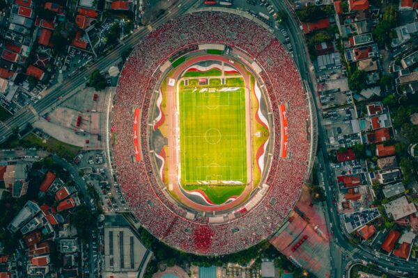Una imagen de un estadio de fútbol lleno desde arriba para mostrar el apoyo a la selección ecuatoriana